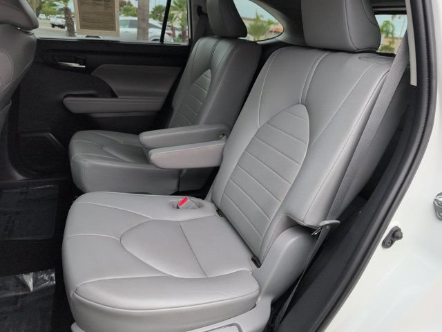Used 2020 Toyota Highlander XLE AWD/4WD image 31