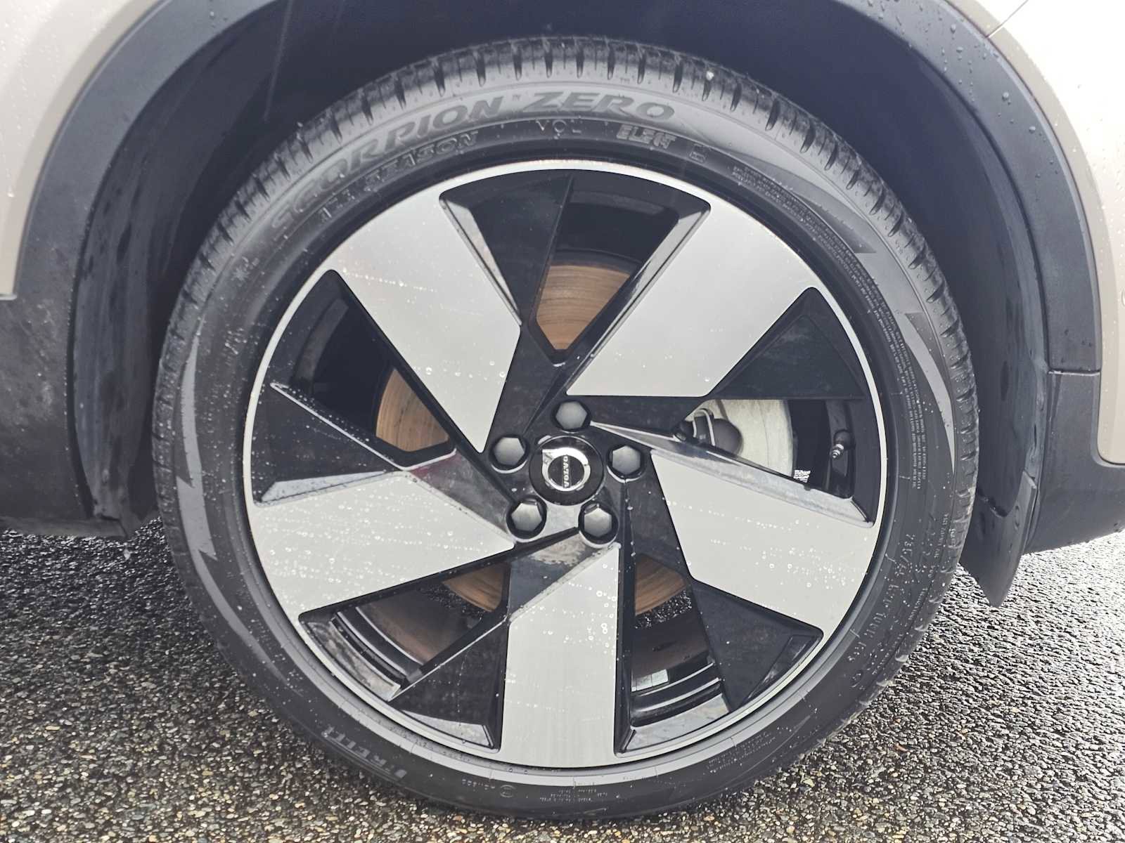 Certified 2023 Volvo XC40 Recharge Plus image 9