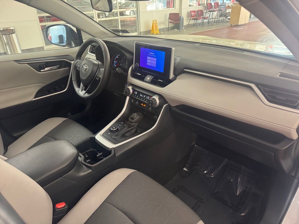 Used 2025 Toyota RAV4 XLE w/ Convenience Package image 16