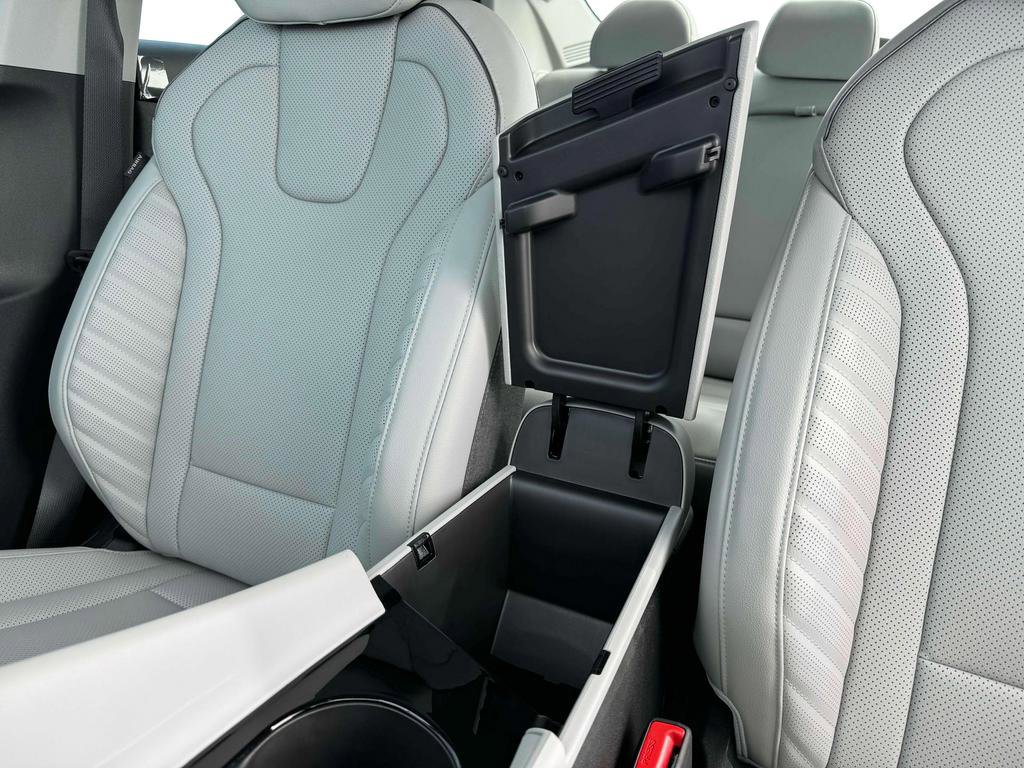 New 2025 Hyundai Elantra Limited image 19