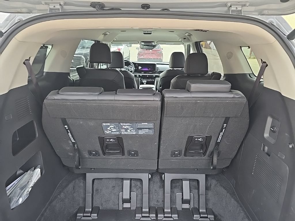 Used 2023 Kia Carnival EX FWD image 9