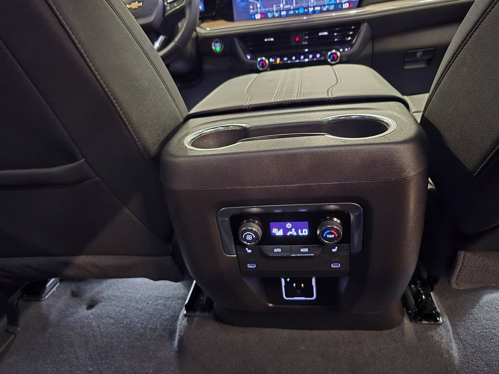 Used 2025 Chevrolet Suburban High Country RWD image 40