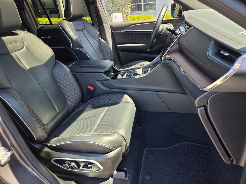 Used 2025 Jeep Grand Cherokee Summit AWD/4WD image 33