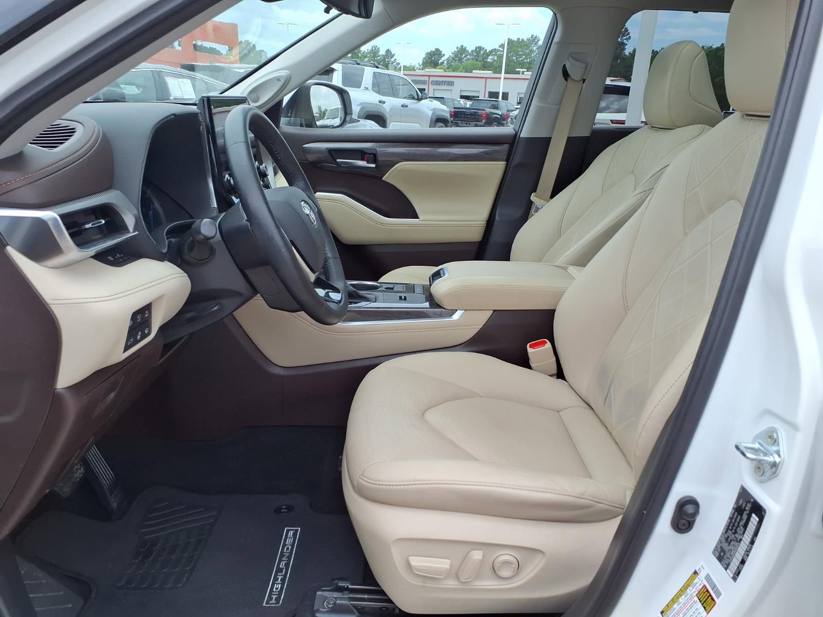 Used 2021 Toyota Highlander Platinum FWD image 16