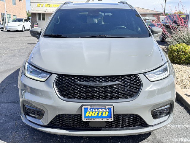 Used 2021 Chrysler Pacifica Touring-L w/ Uconnect Theater Family Group FWD image 8