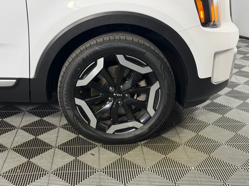Used 2024 Kia Telluride EX w/ EX Captain's Chair Package FWD image 12