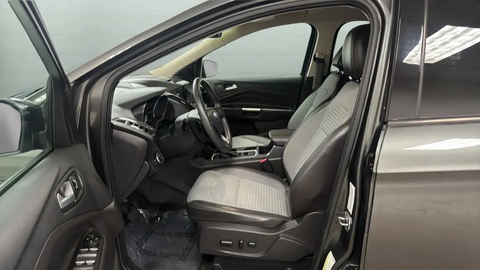 Used 2017 Ford Escape Titanium FWD image 21