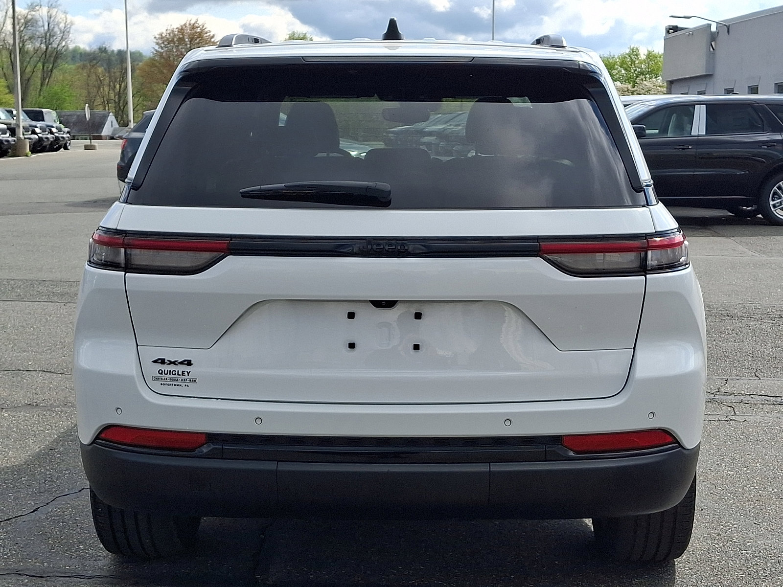 Used 2023 Jeep Grand Cherokee Altitude AWD/4WD image 5