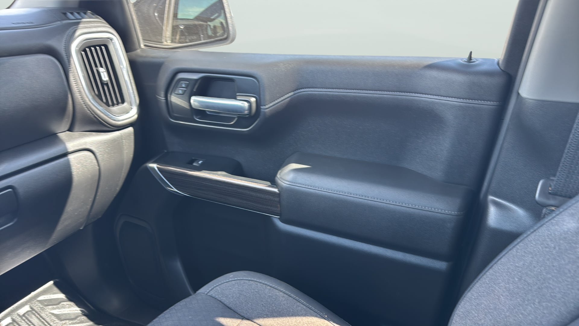 Used 2019 Chevrolet Silverado 1500 LT w/ Convenience Package AWD/4WD image 17