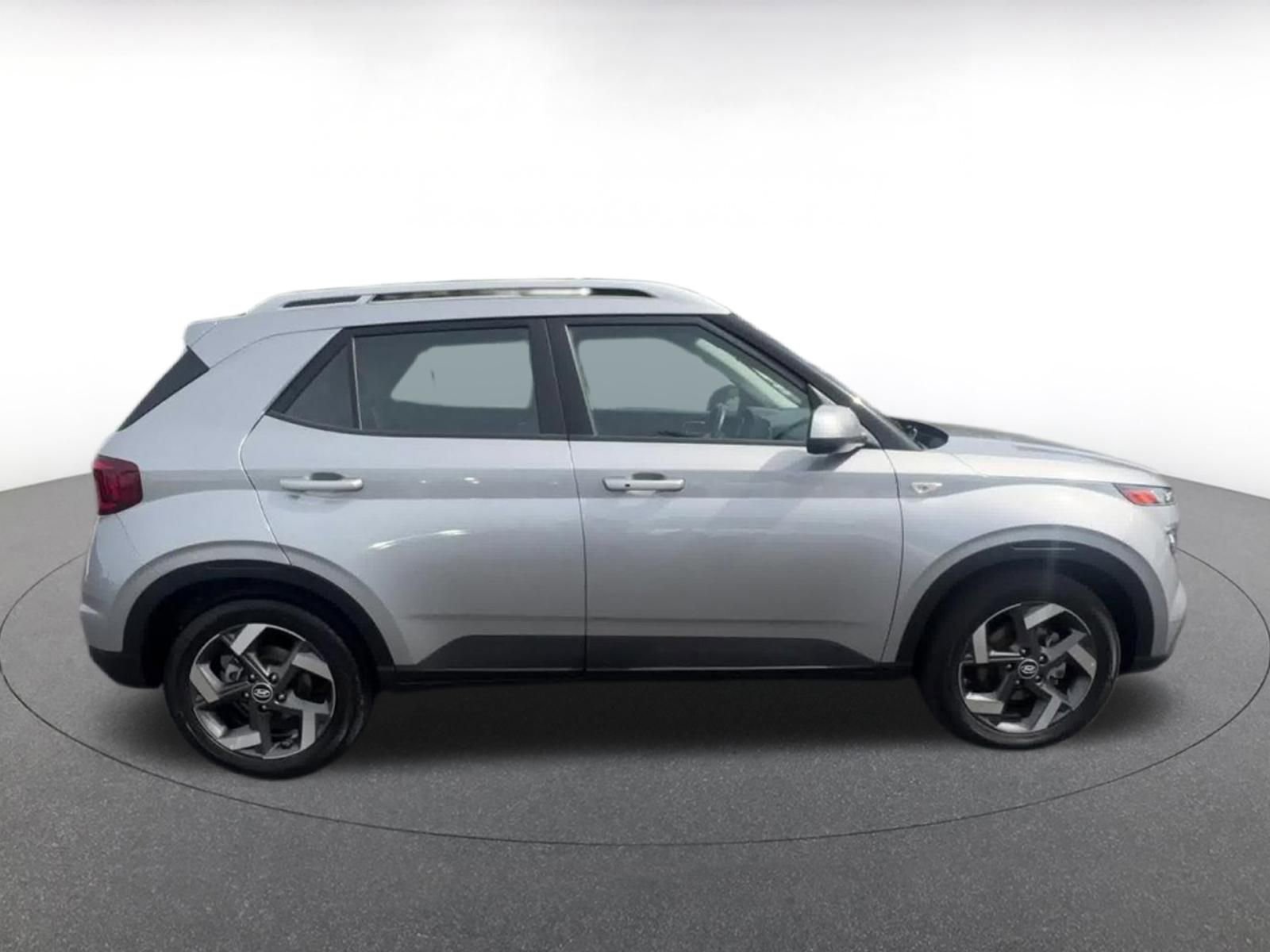 Used 2025 Hyundai Venue SEL image 16