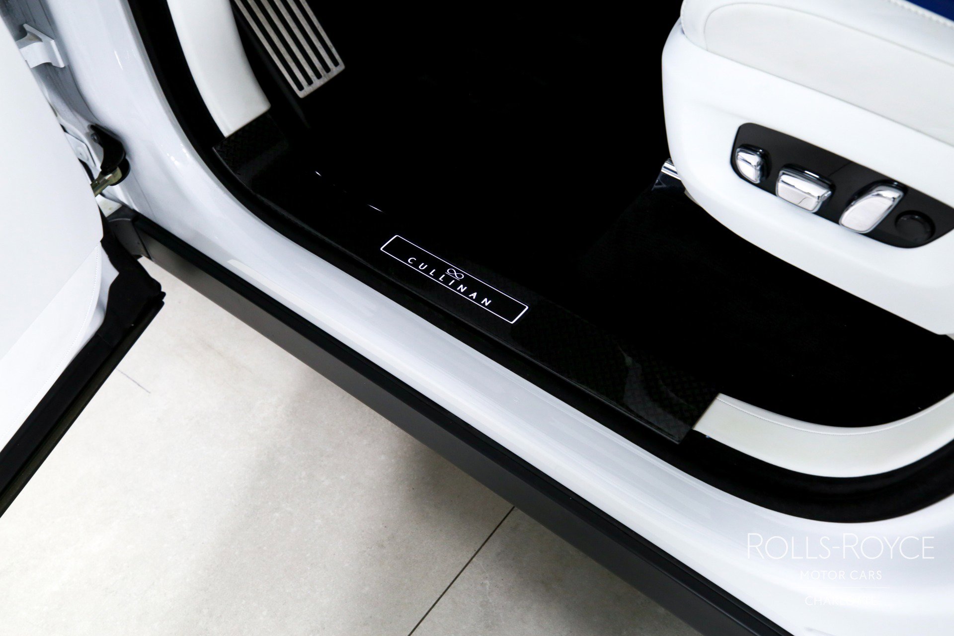 Used 2023 Rolls-Royce Cullinan Black Badge w/ Driver's Package image 17