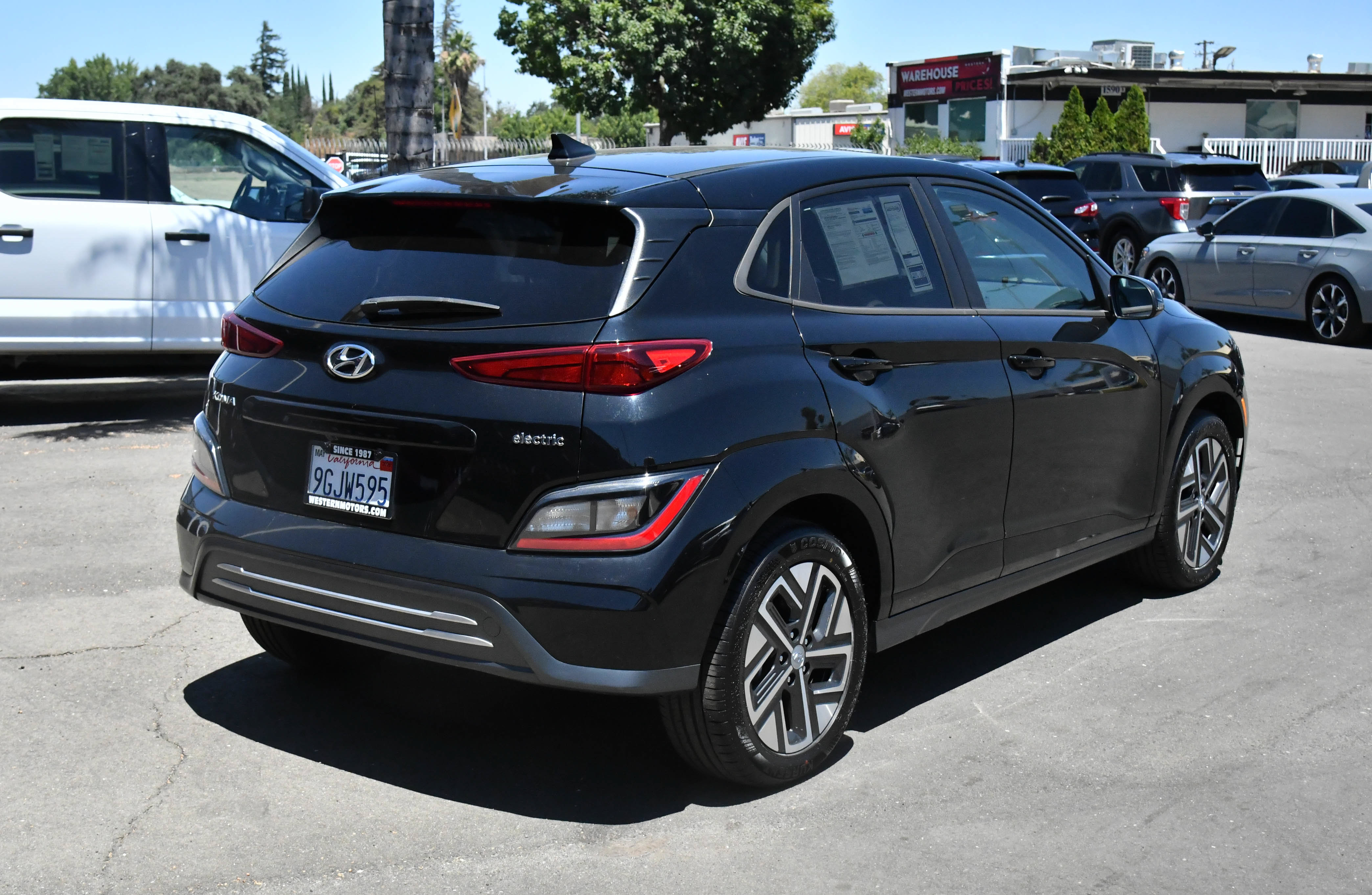 Used 2023 Hyundai Kona SE w/ Cargo Package FWD image 8
