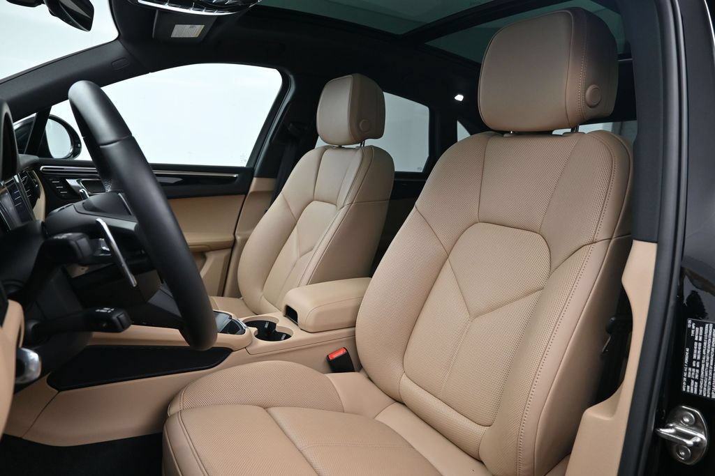 Certified 2026 Porsche Macan AWD/4WD image 5