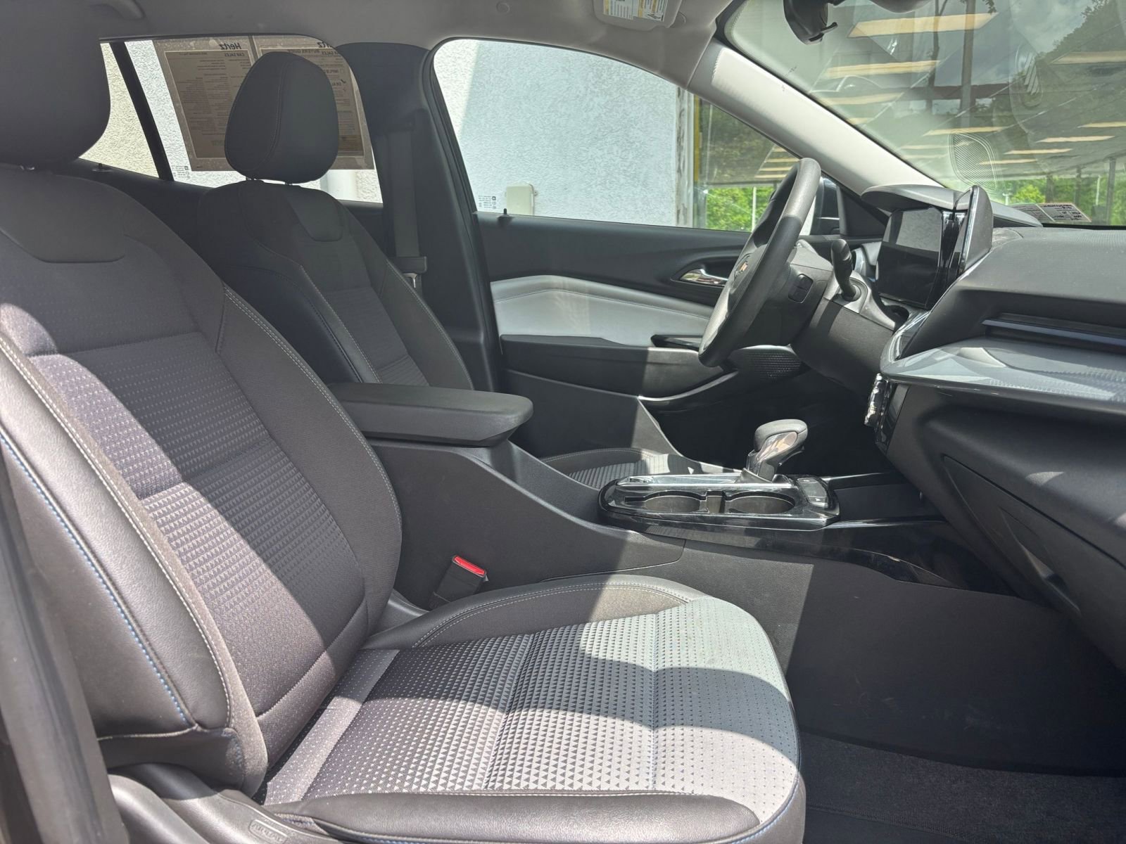 Used 2025 Chevrolet Trax LT FWD image 25