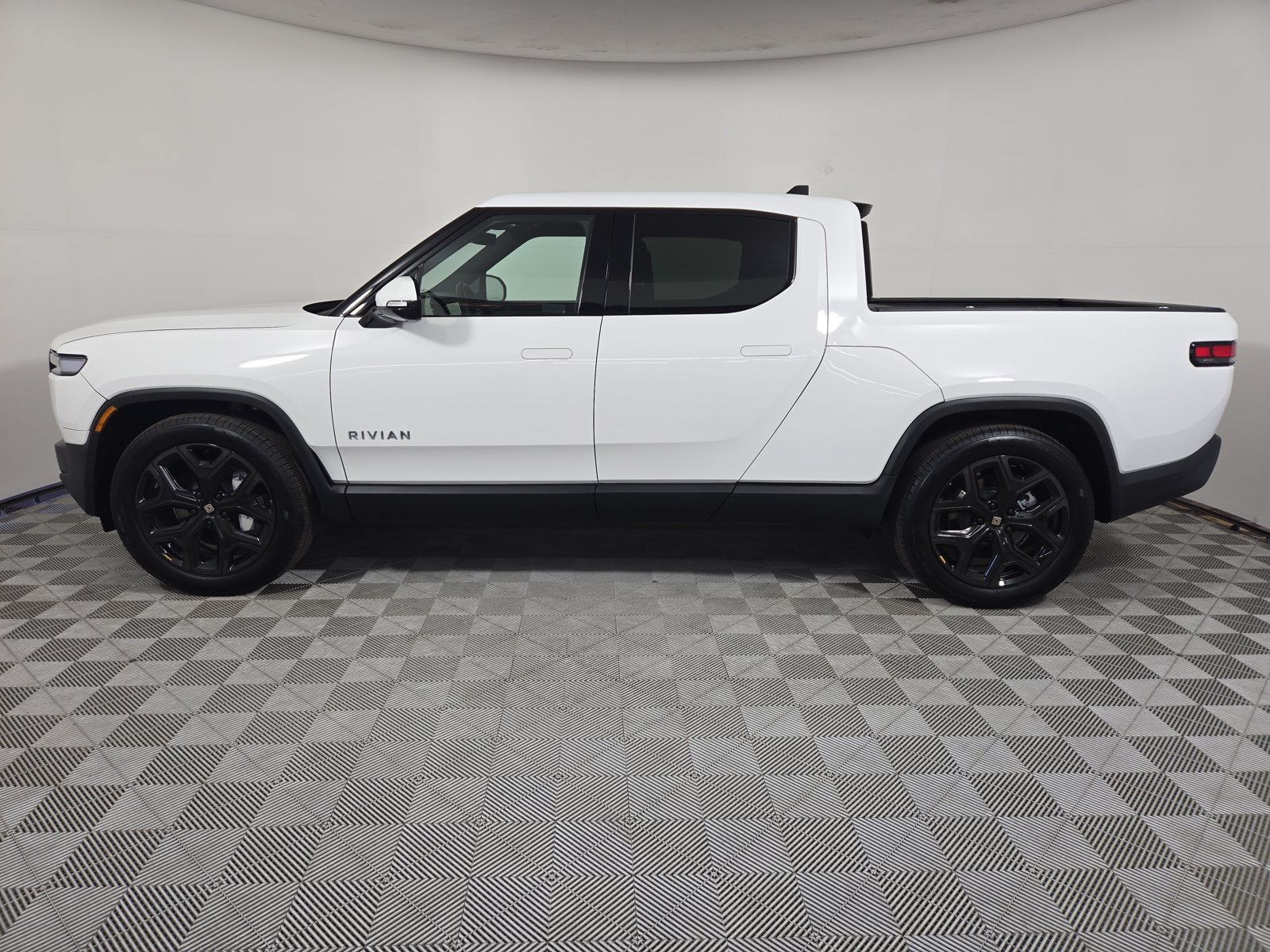 Used 2025 Rivian R1T Adventure Dual AWD/4WD image 2