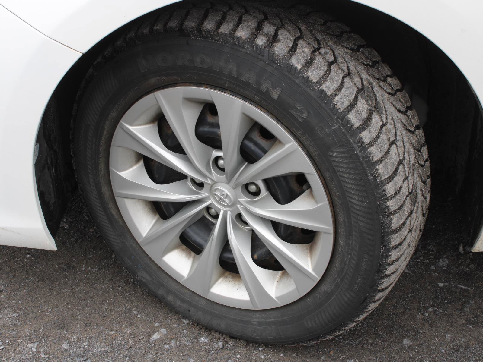 Used 2015 Toyota Camry LE image 15