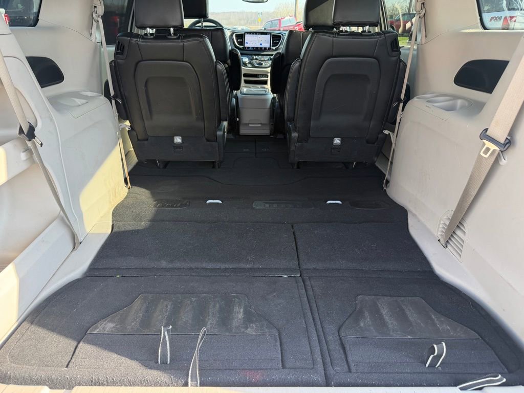 Used 2023 Chrysler Pacifica Touring-L image 7