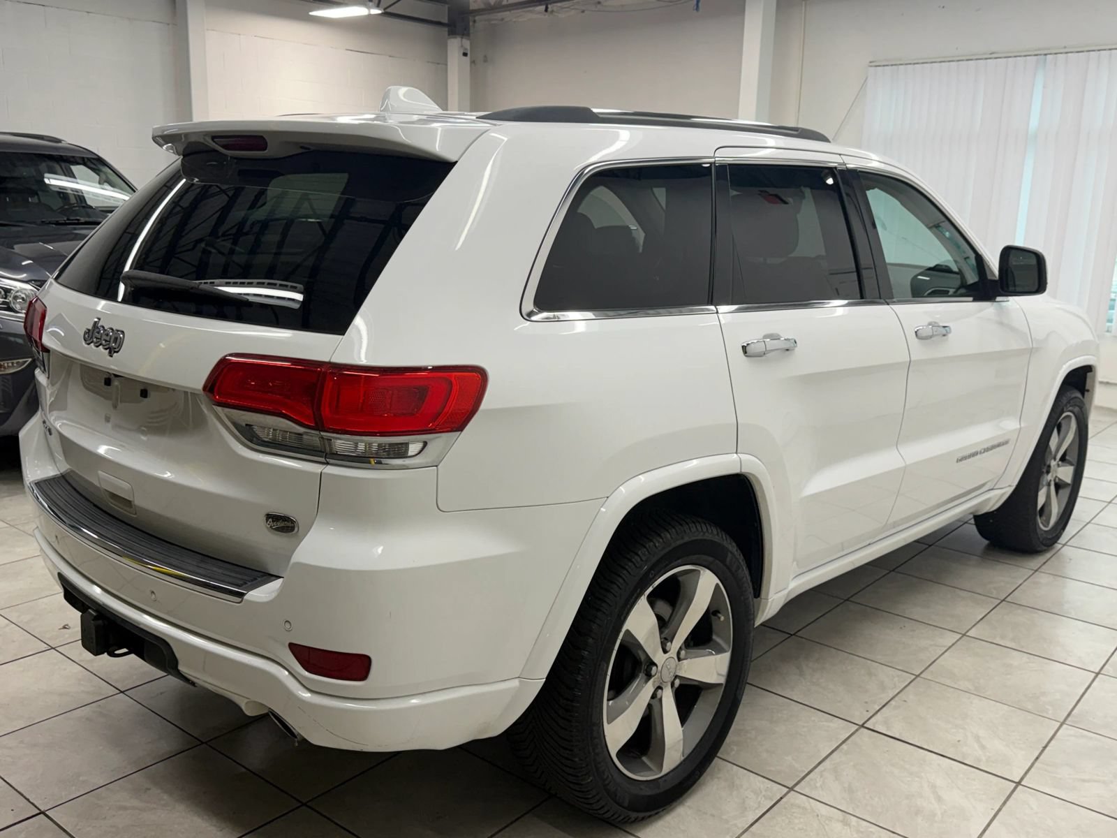 Used 2015 Jeep Grand Cherokee Overland AWD/4WD image 9