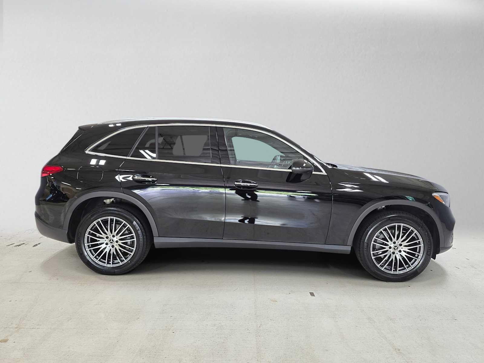 Used 2026 Mercedes-Benz GLC 300 4MATIC image 3