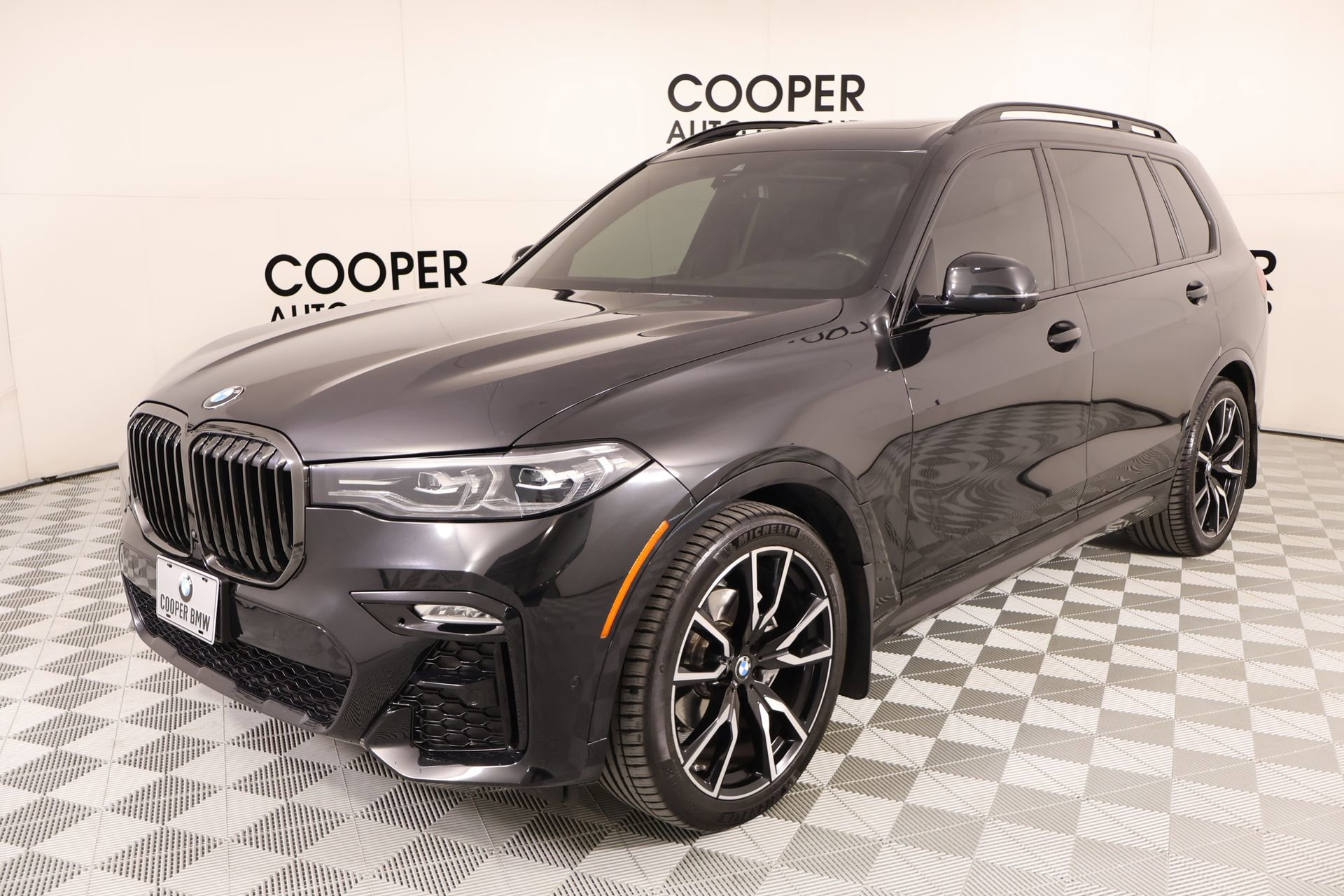 Used 2022 BMW X7 xDrive40i w/ M Sport Package AWD/4WD image 11