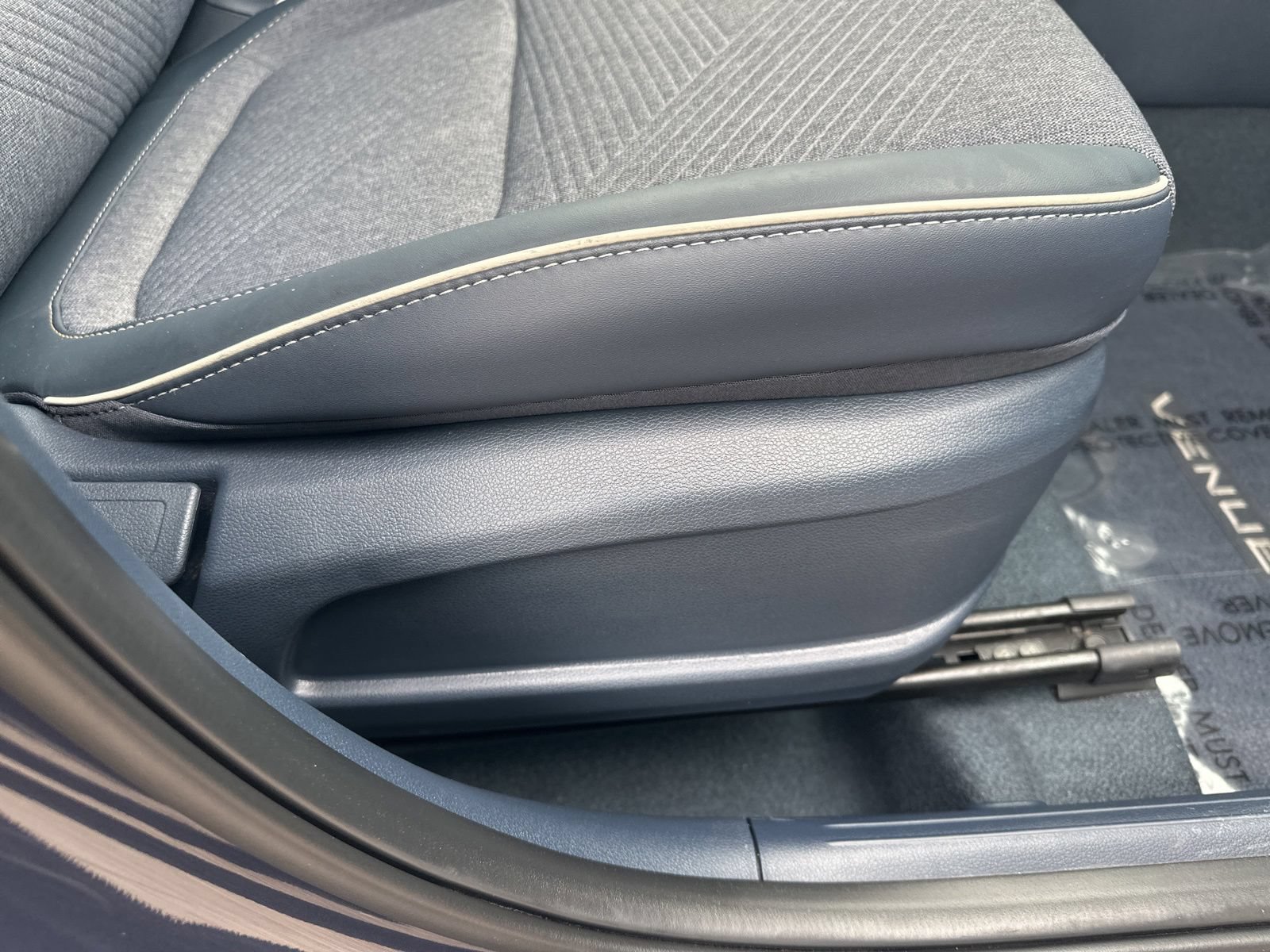 Used 2025 Hyundai Venue Limited FWD image 31
