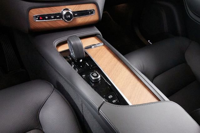 Certified 2025 Volvo XC90 B6 Plus w/ Protection Package Premier AWD/4WD image 9