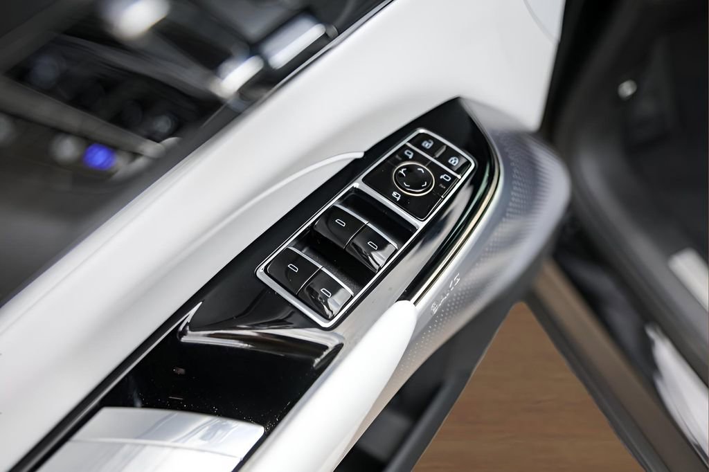 Used 2025 Cadillac Lyriq Luxury RWD image 22