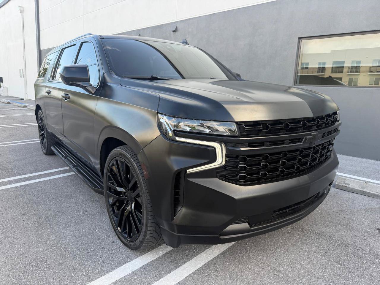Used 2021 Chevrolet Suburban LT RWD image 2
