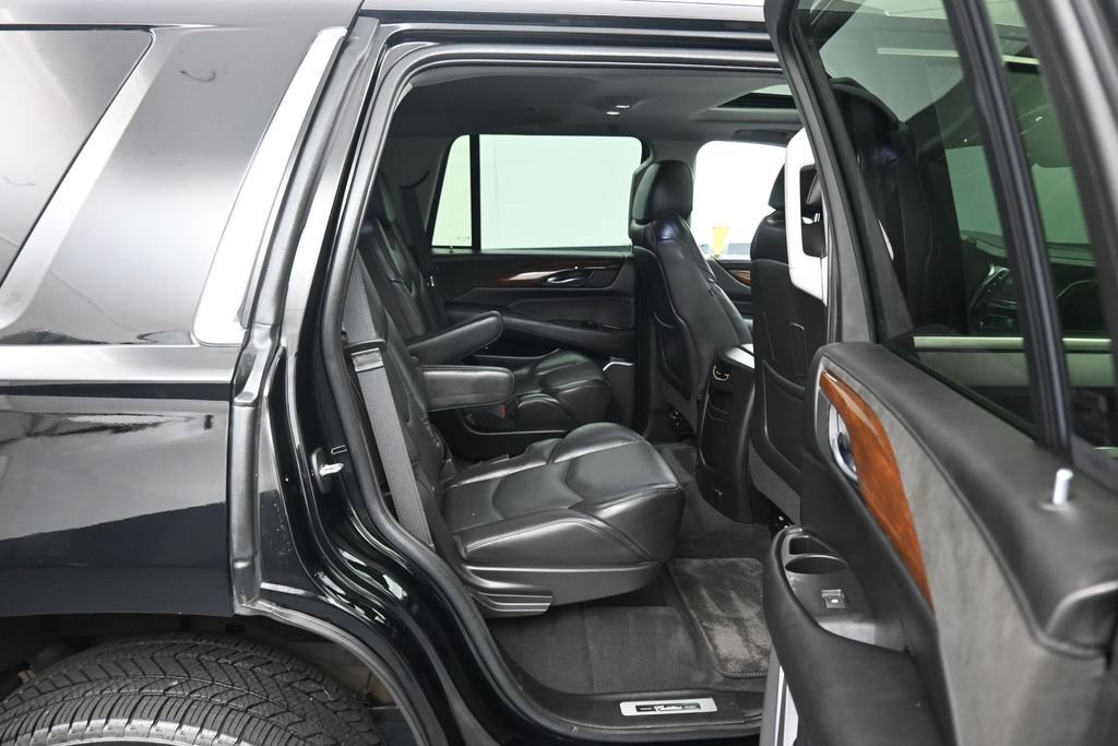 Used 2020 Cadillac Escalade Luxury w/ LPO, Radiant Package AWD/4WD image 47
