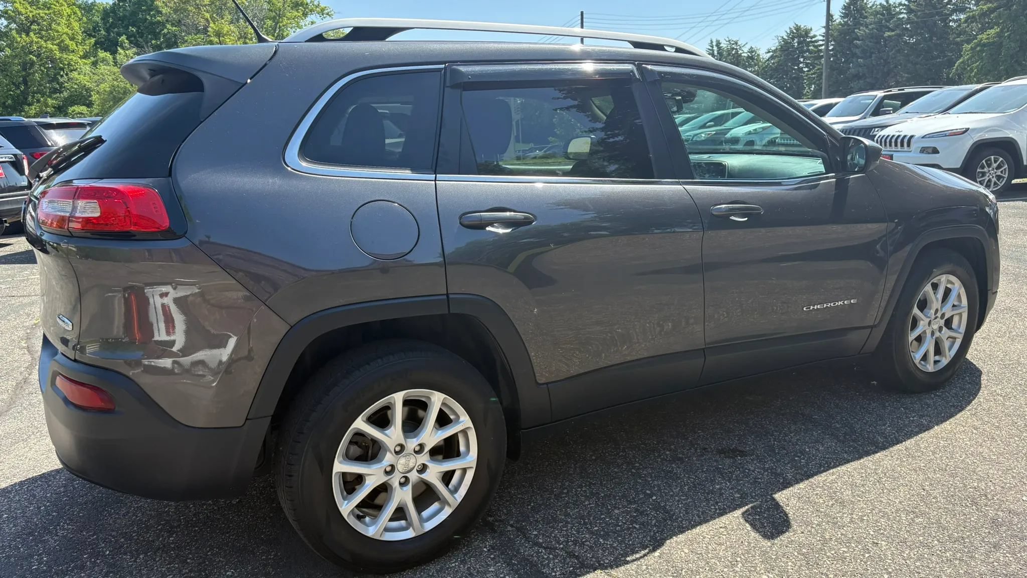 Used 2017 Jeep Cherokee Latitude w/ Cold Weather Group AWD/4WD image 10