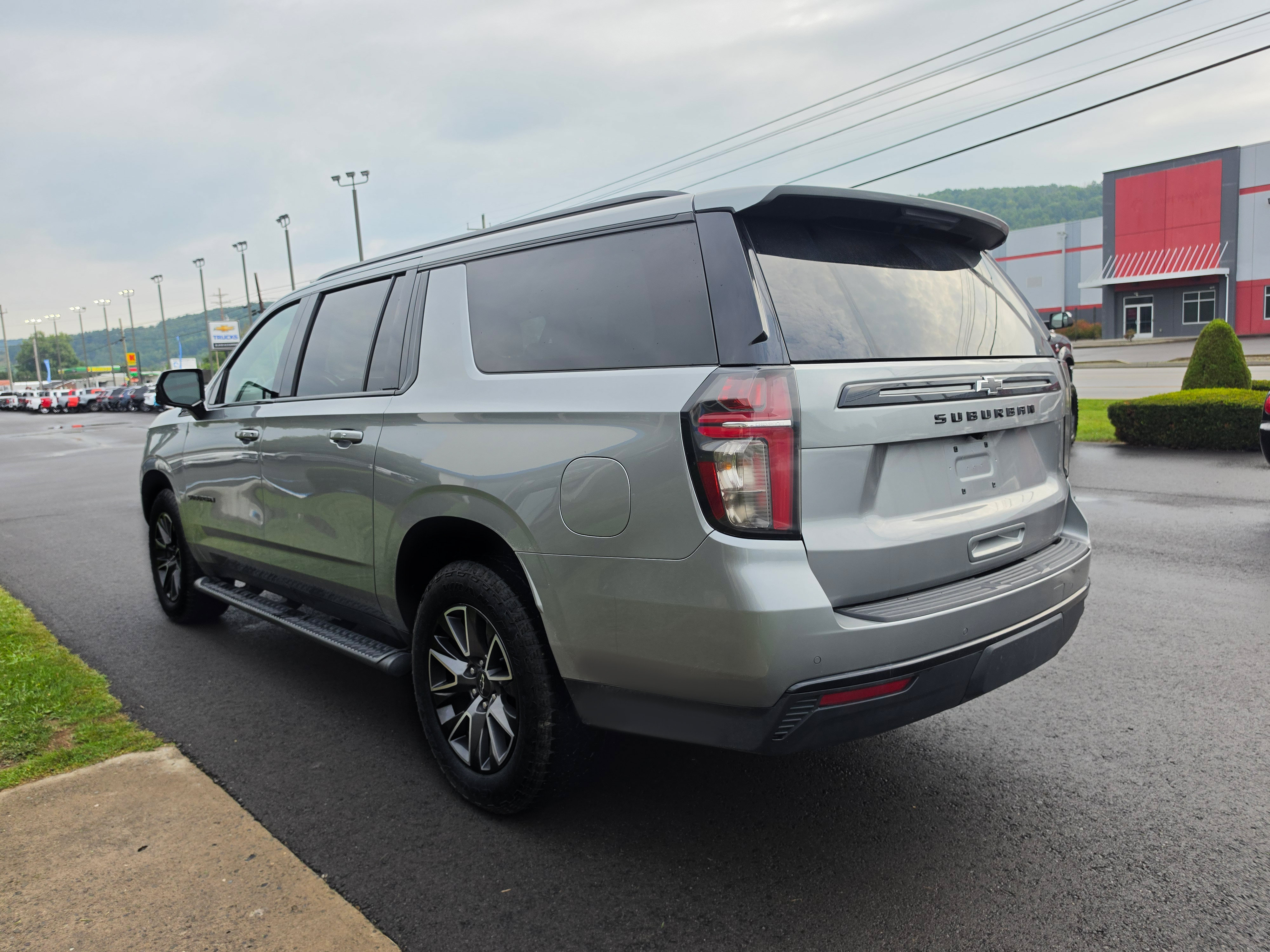 Used 2023 Chevrolet Suburban Z71 w/ Luxury Package AWD/4WD image 5