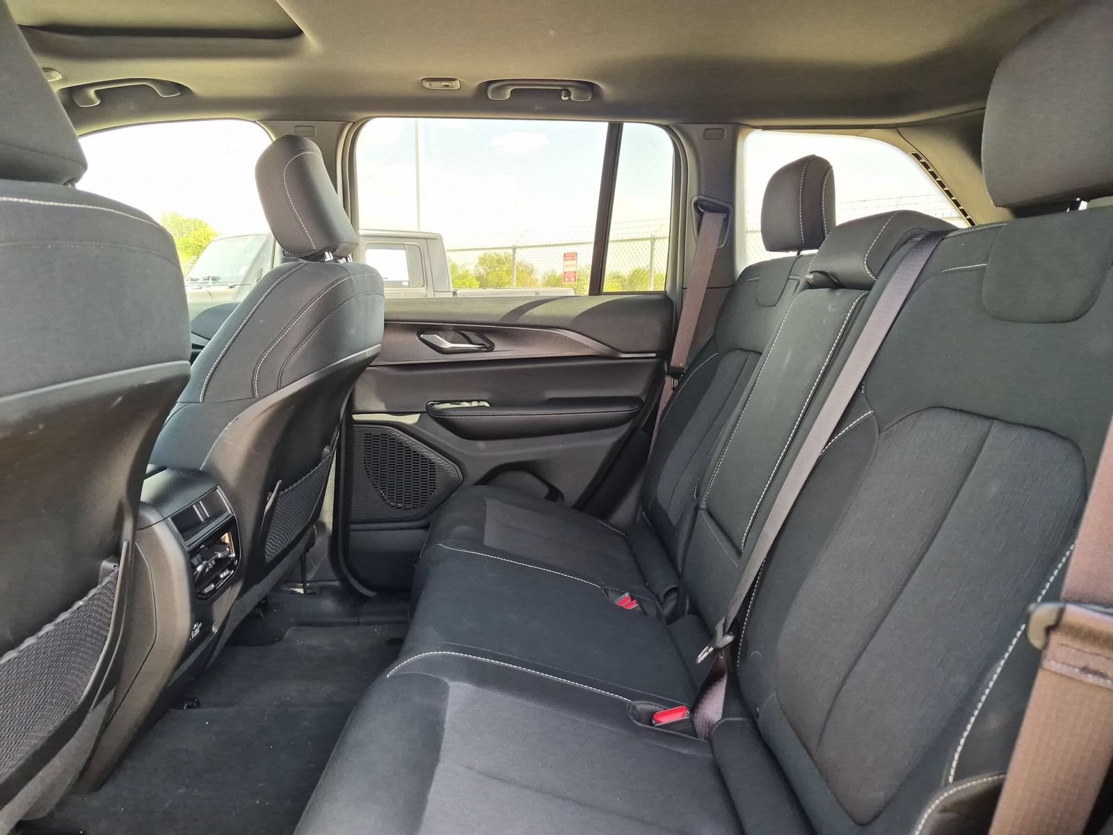 Used 2025 Jeep Grand Cherokee Laredo RWD image 22