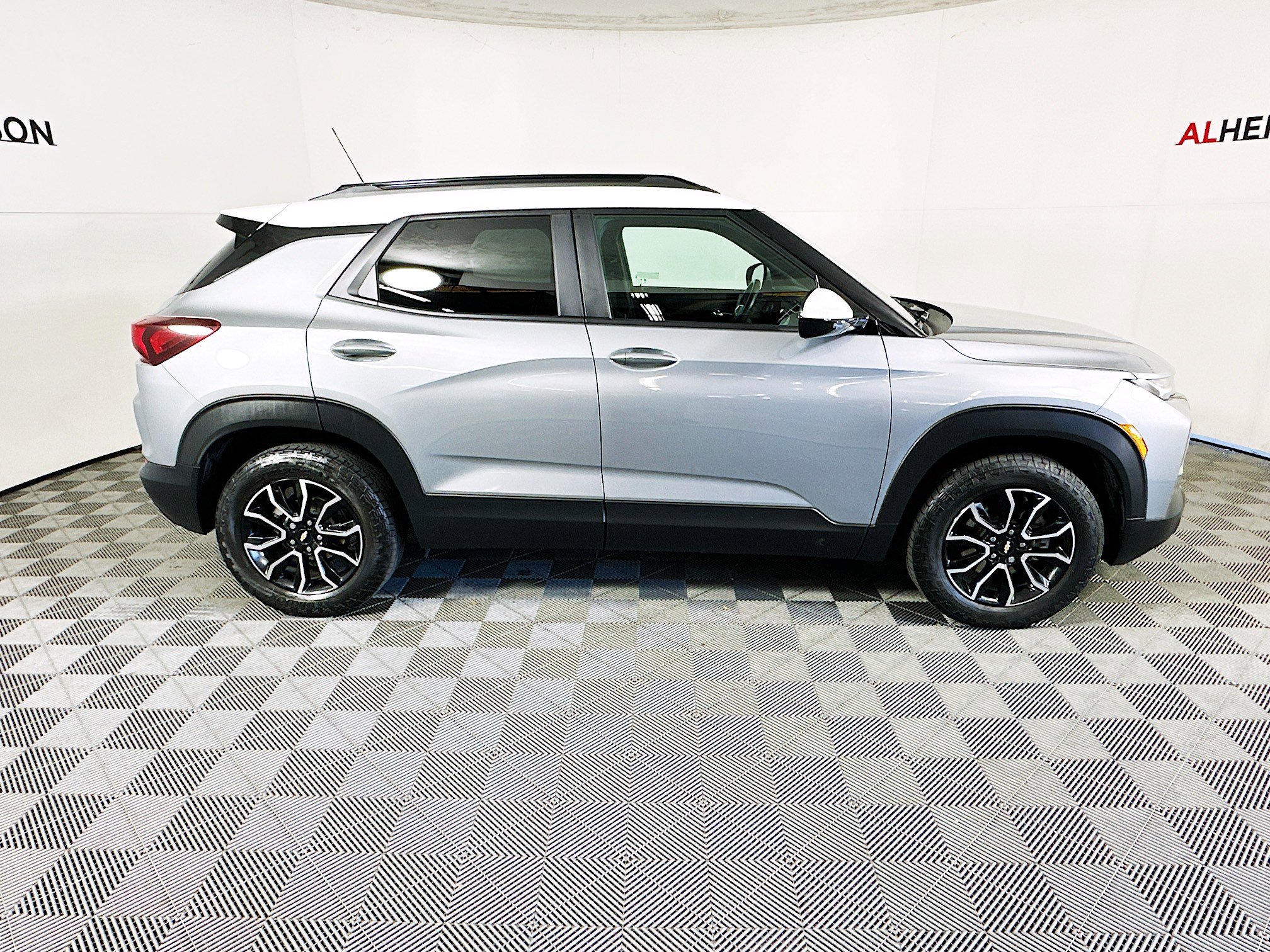 Used 2023 Chevrolet TrailBlazer ACTIV w/ Sun and Liftgate Package image 2