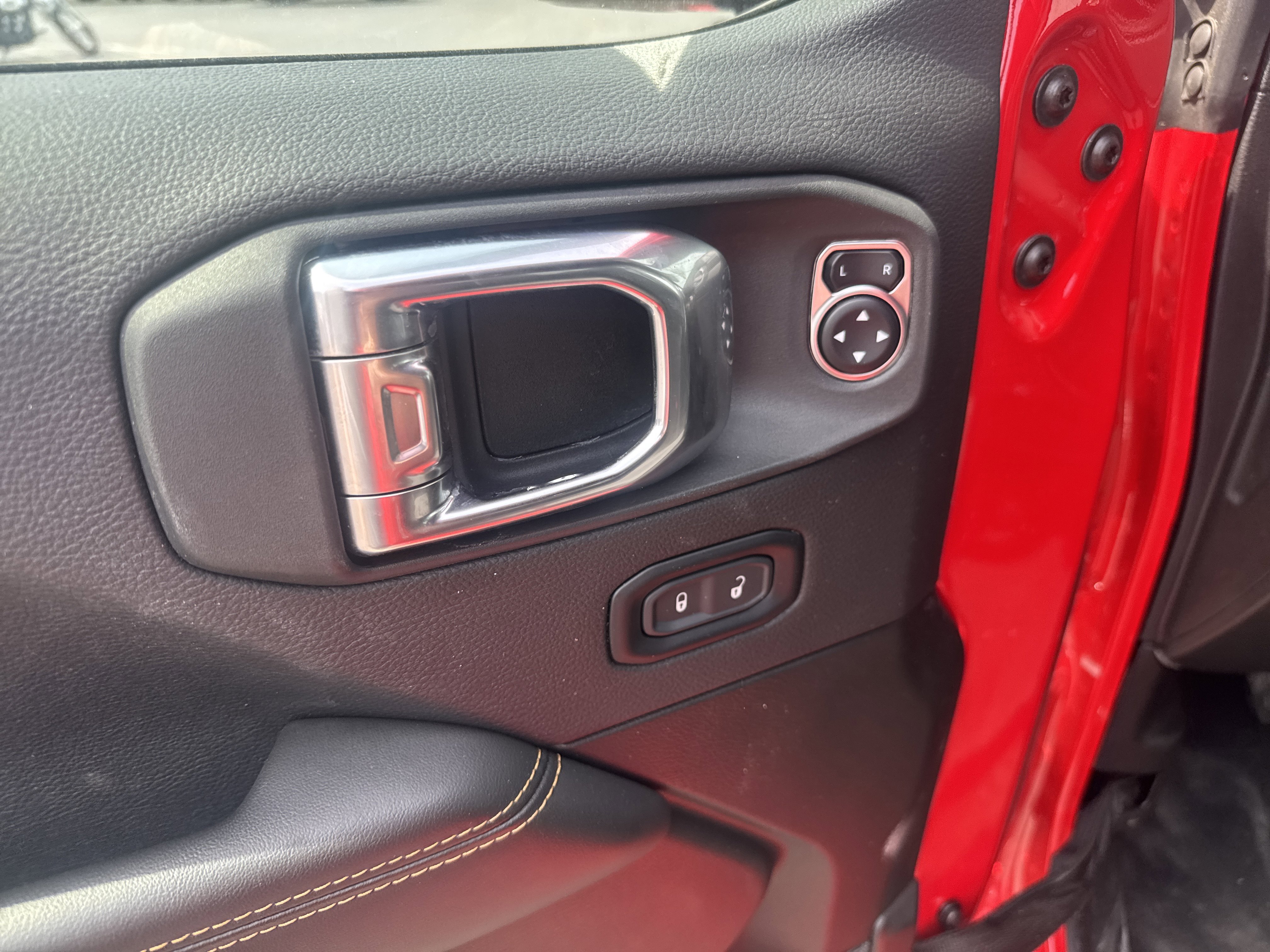Used 2025 Jeep Wrangler Unlimited Sahara w/ Safety Group AWD/4WD image 16