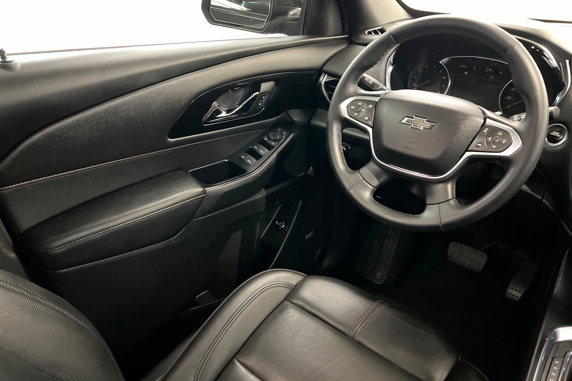 Used 2023 Chevrolet Traverse RS FWD image 12