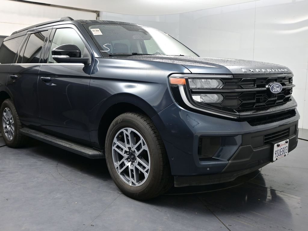Used 2025 Ford Expedition Active image 3