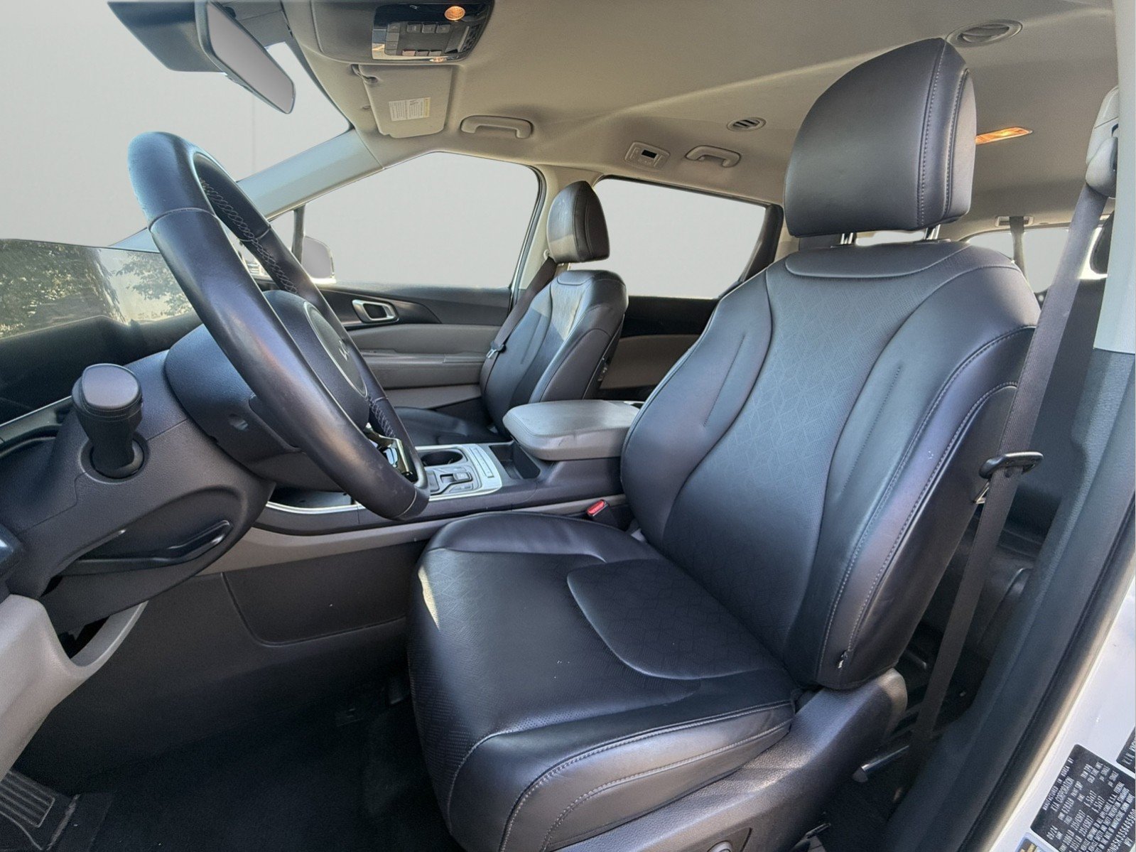 Used 2025 Kia Carnival FWD image 9