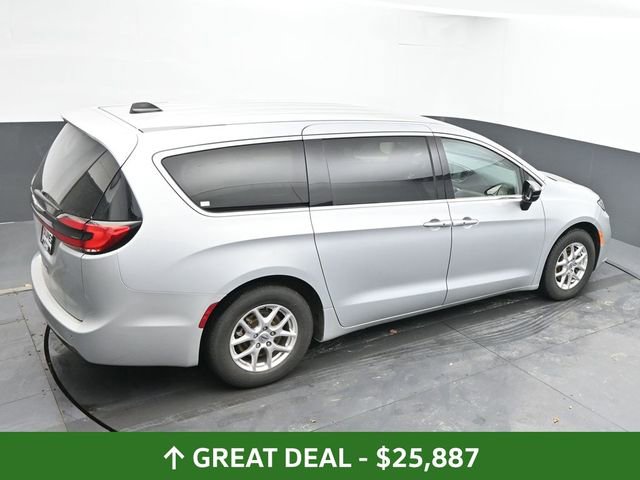 Used 2024 Chrysler Pacifica Touring-L image 45