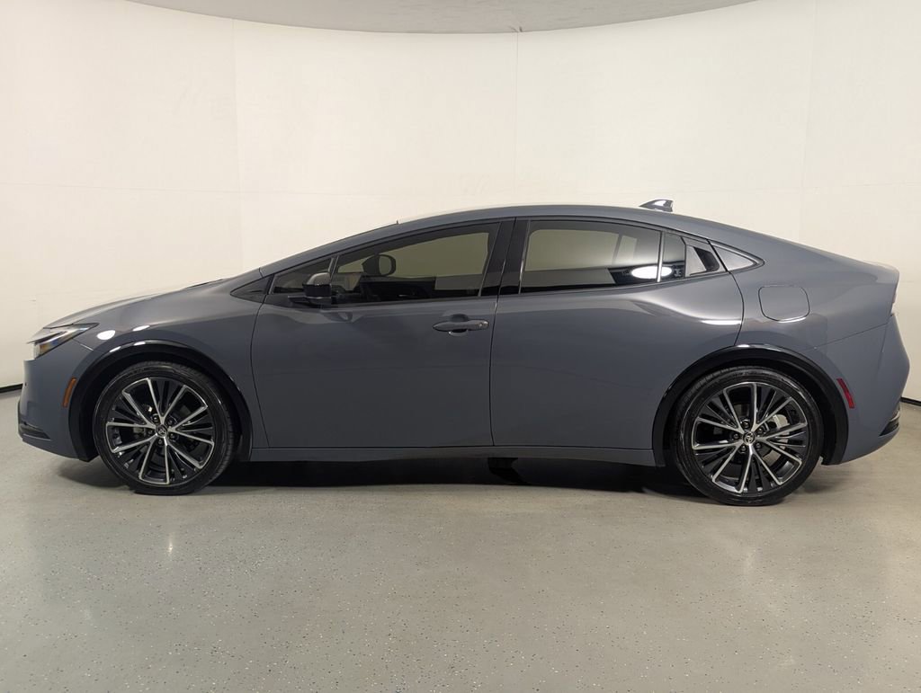 Used 2025 Toyota Prius XLE FWD image 4