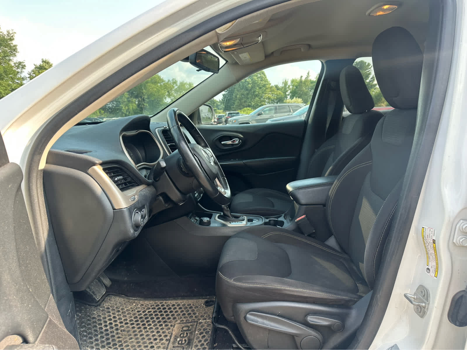 Used 2017 Jeep Cherokee Latitude w/ Cold Weather Group AWD/4WD image 9