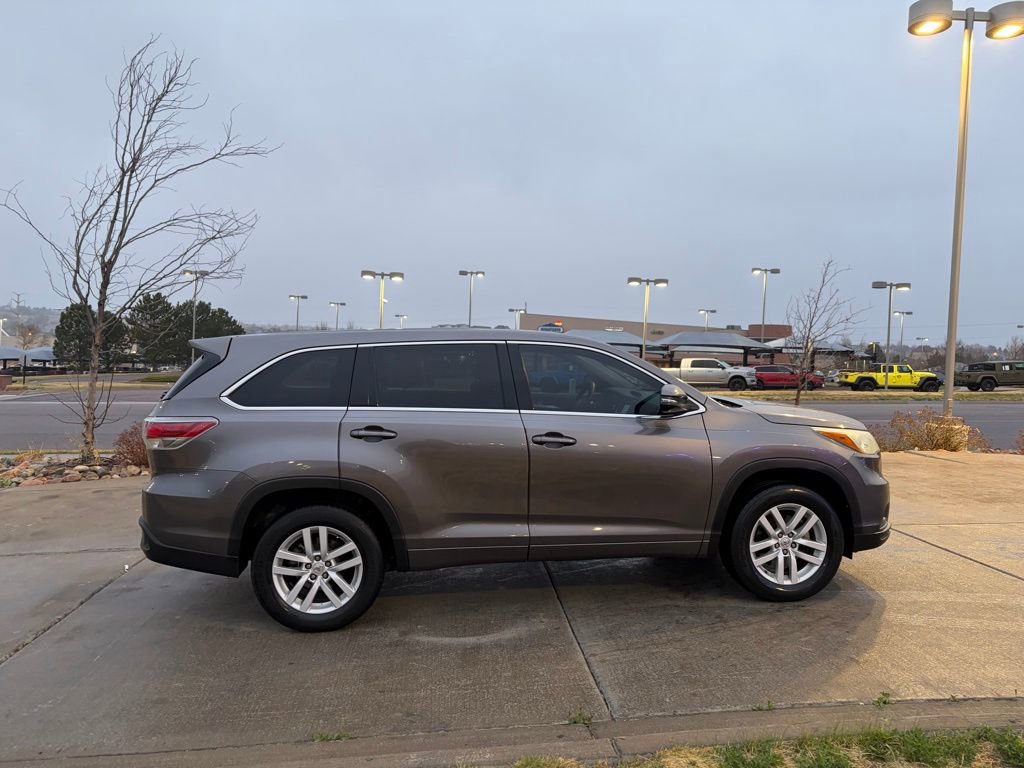 Used 2015 Toyota Highlander LE image 6
