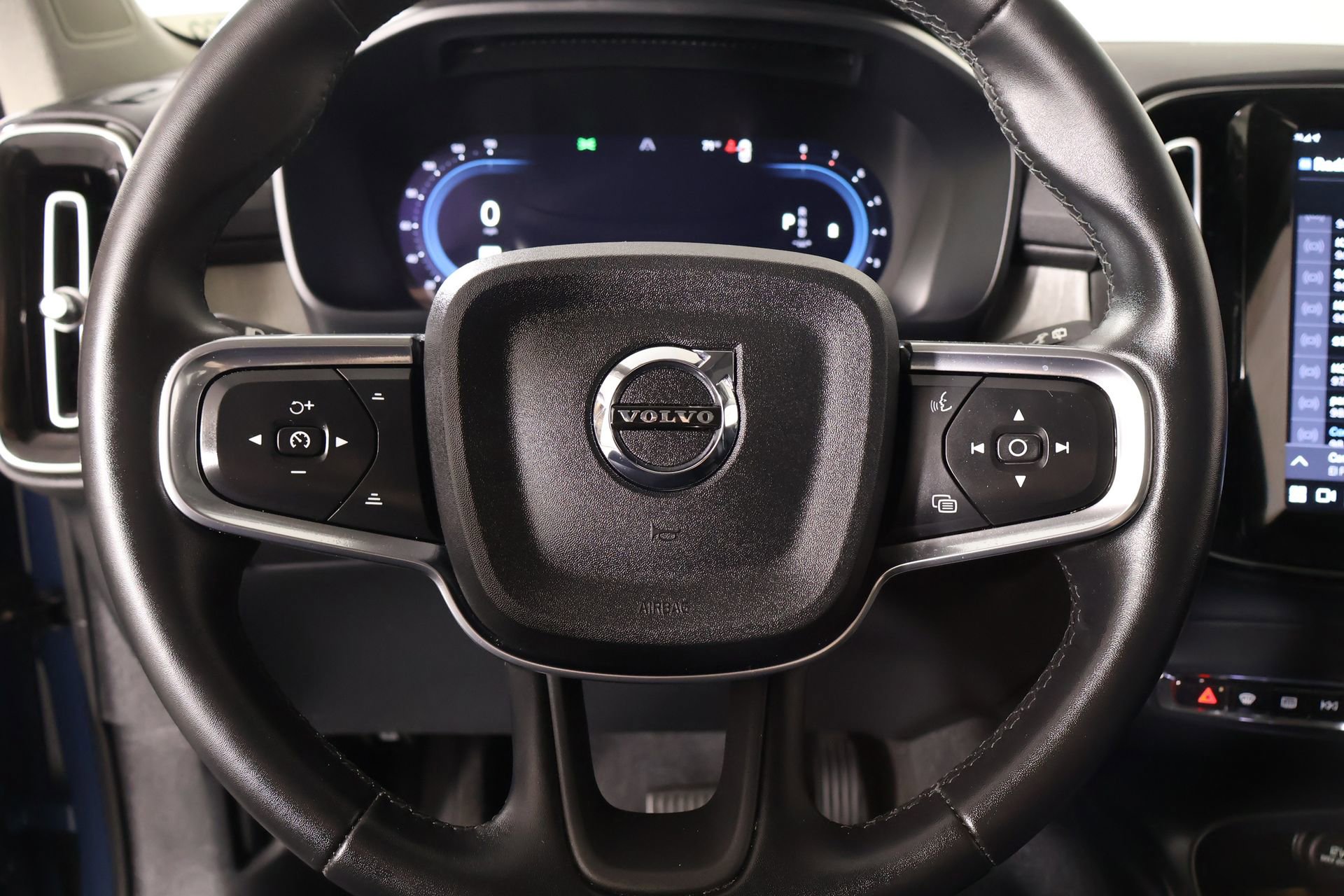 Used 2024 Volvo XC40 B5 Ultimate w/ Protection Package Premier image 3