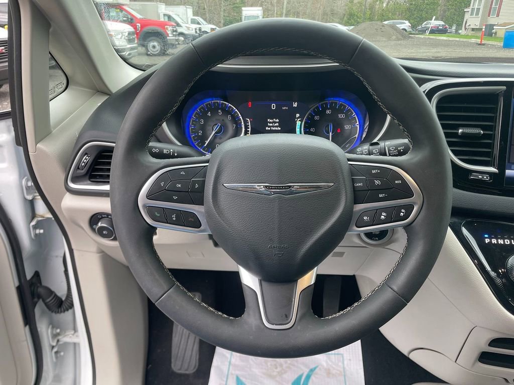 Used 2024 Chrysler Pacifica Touring-L FWD image 15