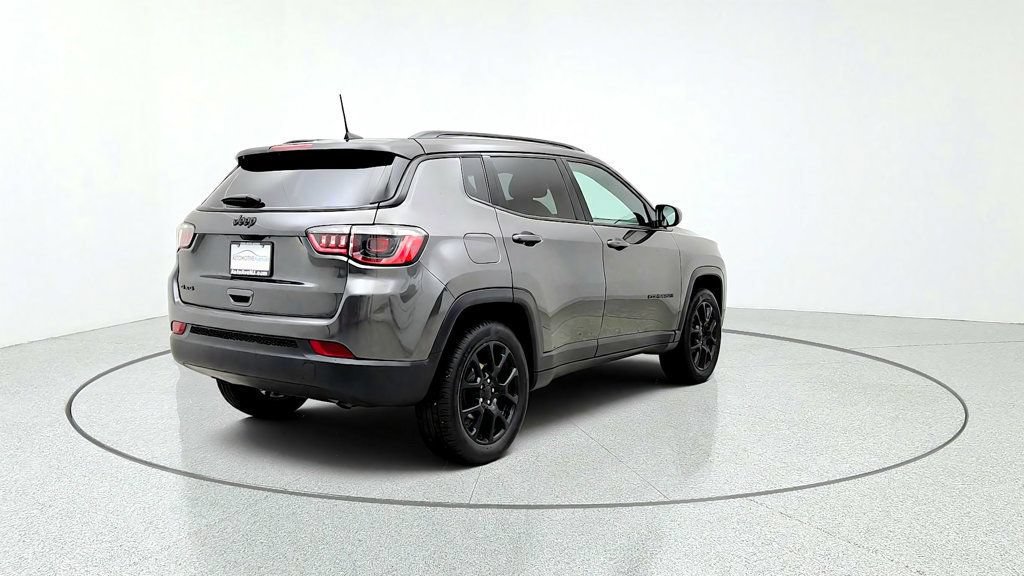 Used 2023 Jeep Compass Latitude w/ Sun and Sound Group AWD/4WD image 5
