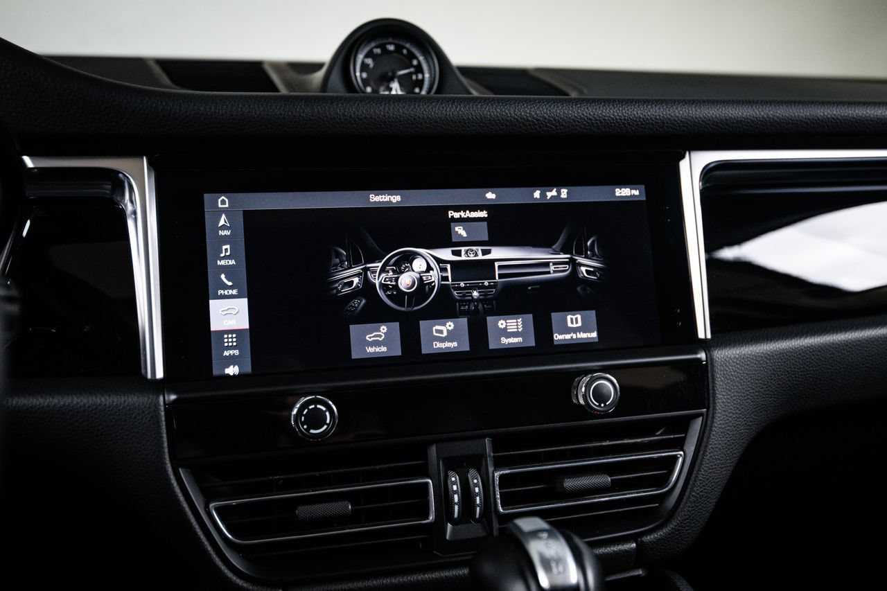 Certified 2024 Porsche Macan AWD/4WD image 18