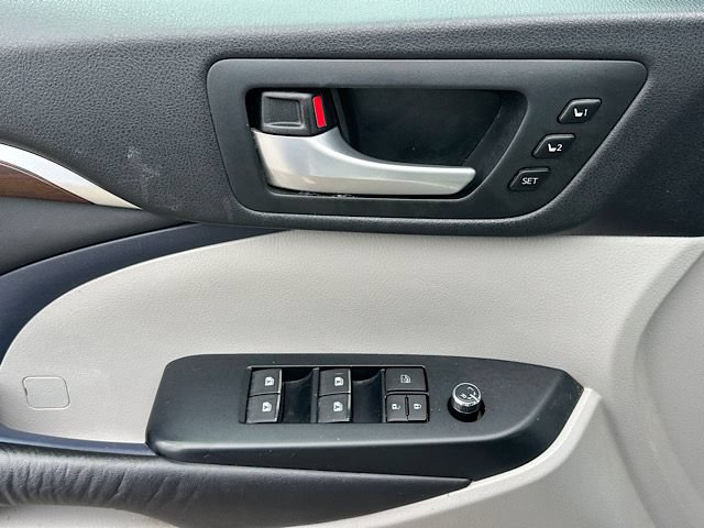 Used 2016 Toyota Highlander Limited w/ Four Season Floor Mat Package AWD/4WD image 20