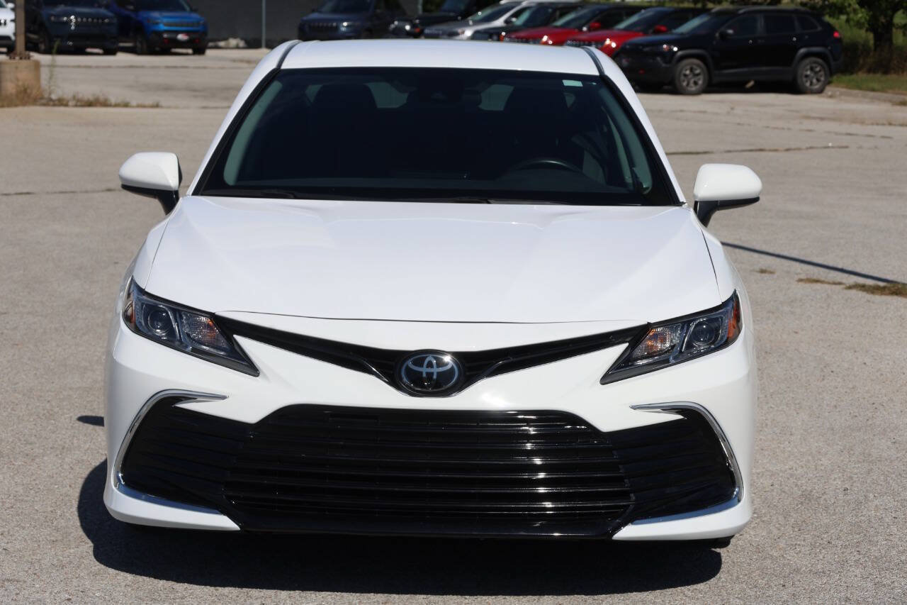Used 2022 Toyota Camry LE FWD image 5