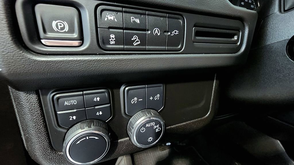 Used 2021 Chevrolet Tahoe Premier AWD/4WD image 15