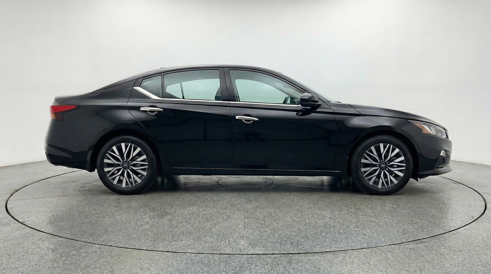 Used 2025 Nissan Altima 2.5 SV FWD image 11