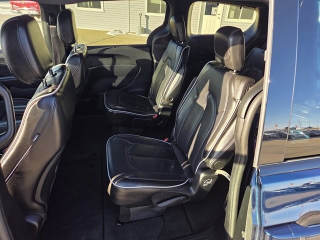 Used 2025 Chrysler Pacifica Limited image 6